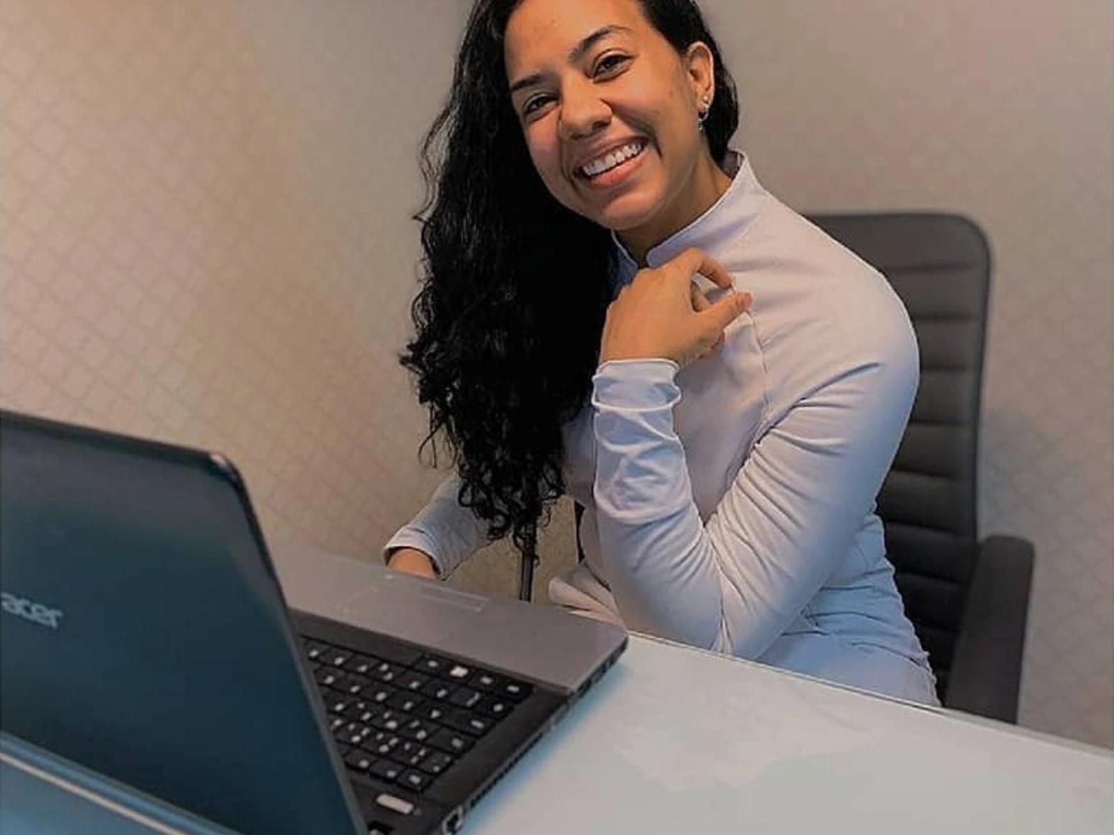 Dra. Maria Santana, cirurgiã-dentista especialista em harmonização orofacial, em seu consultório em Salvador